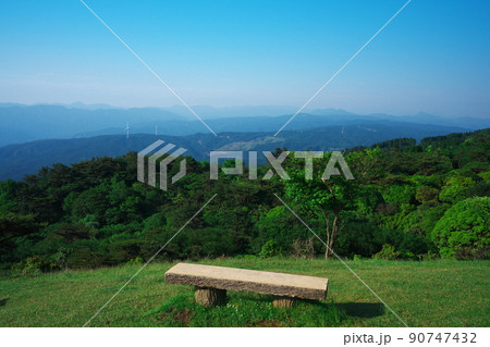 春の青山高原　円山草原からの眺望 90747432