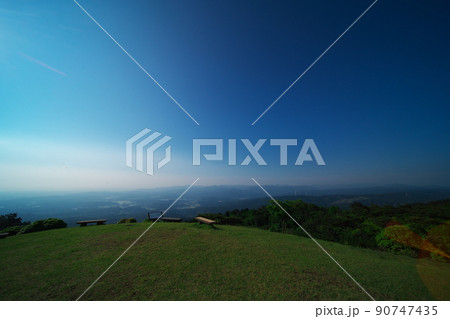 春の青山高原　円山草原からの眺望 90747435