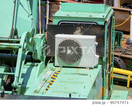 クレーンに設置してあるエアコンの室外機 クレーンに設置してあるエアコンの室外機 90747471