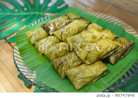 Khao tom mad or steamed mung bean with sticky rice is the local and trandition Thai dessert. It's wraped by banana leaf. 90747949