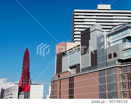 大阪梅田 HEP FIVE観覧車と阪急百貨店 大阪梅田 HEP FIVE観覧車と阪急百貨店 90748536