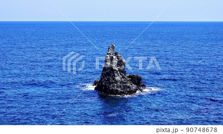 壱岐にある海から突き出る奇岩である左京鼻 壱岐にある海から突き出る奇岩である左京鼻 90748678