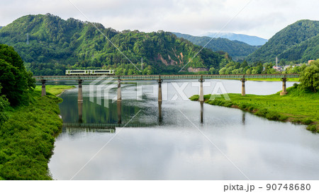 春の朝　錦秋湖を渡る北上線　岩手県 90748680