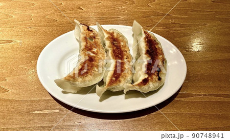通常より大きい焼き餃子 通常より大きい焼き餃子 90748941