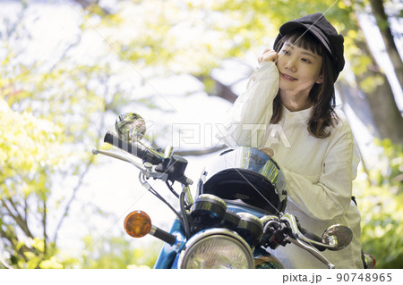 バイク女子イメージ　森の中でバイクにまたがる若い女性 90748965