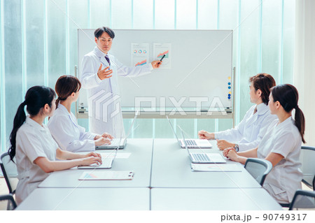 会議する医療従事者の男女（真剣） 90749317
