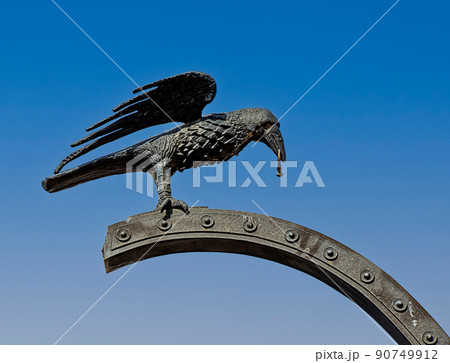 raven with a ring in its beak royal raven with a ring in its beak royal 90749912