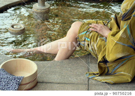 浴衣を着て足湯をする女性 90750216