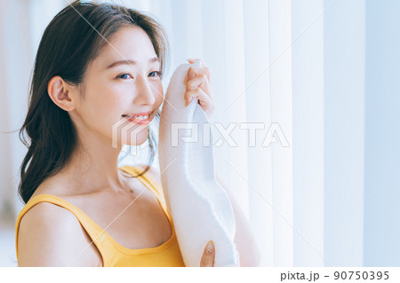 タオルで顔を拭く女性 90750395