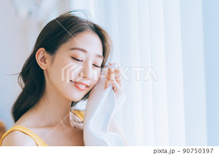 タオルで顔を拭く女性 90750397