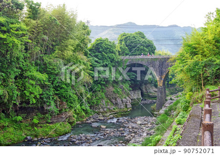大分県宇佐市道の駅院内そばにある二連アーチ橋荒瀬橋 90752071