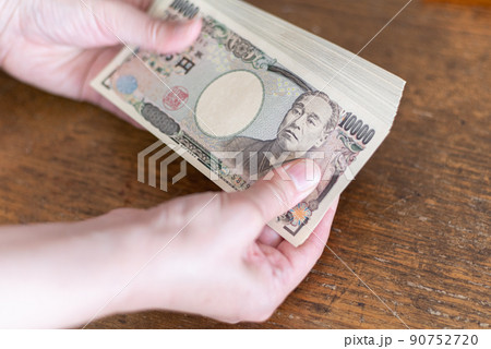 お金を持つ お金を持つ 90752720