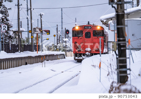 《富山県》氷見線・雪の雨晴海岸 90753043