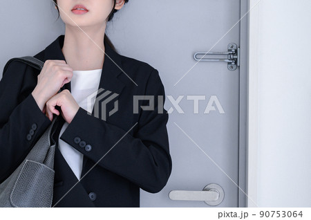出社が辛くなる人の顔無しのイメージ 90753064