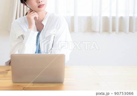 パソコンをする女性 悩む 顔無し パソコンをする女性 悩む 顔無し 90753066