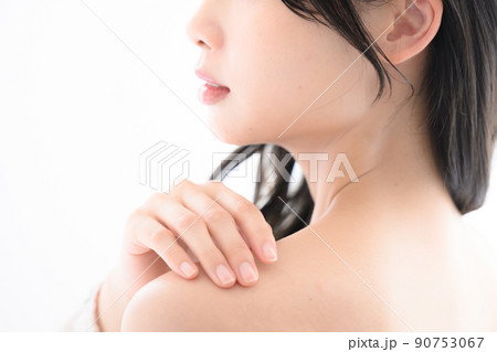 デコルテのアップ 90753067