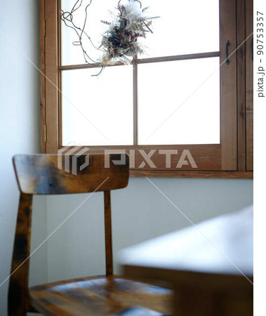 北欧風の部屋の一角にあるアンティークのテーブルとチェア 北欧風の部屋の一角にあるアンティークのテーブルとチェア 90753357