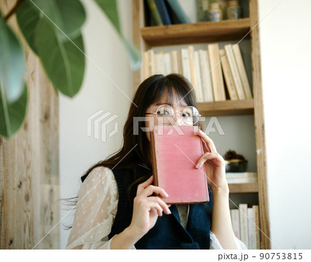 アンティークな部屋で読書をしながらくつろぐ若い女性1 90753815
