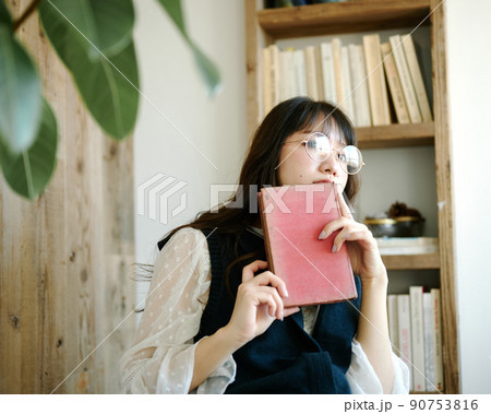 アンティークな部屋で読書をしながらくつろぐ若い女性2 アンティークな部屋で読書をしながらくつろぐ若い女性2 90753816