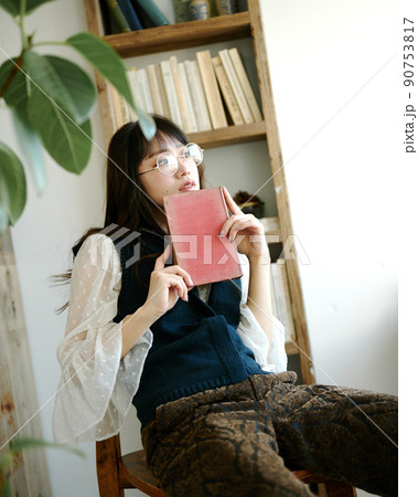 アンティークな部屋で読書をしながらくつろぐ若い女性3 90753817