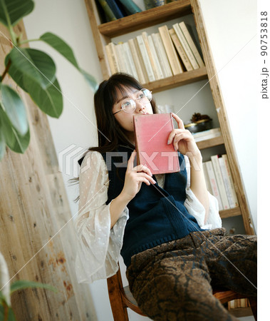 アンティークな部屋で読書をしながらくつろぐ若い女性4 90753818