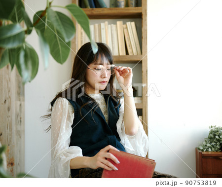 アンティークな部屋で読書をしながらくつろぐ若い女性5 アンティークな部屋で読書をしながらくつろぐ若い女性5 90753819