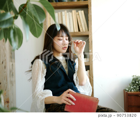 アンティークな部屋で読書をしながらくつろぐ若い女性6 90753820