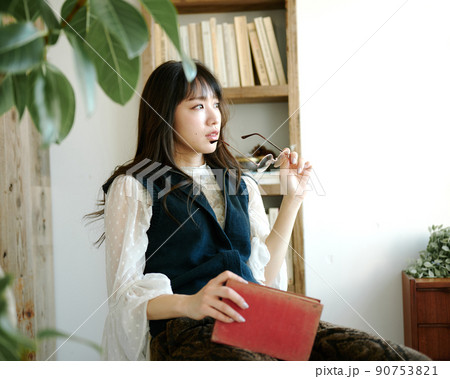 アンティークな部屋で読書をしながらくつろぐ若い女性7 アンティークな部屋で読書をしながらくつろぐ若い女性7 90753821