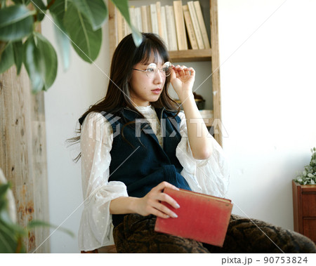 アンティークな部屋で読書をしながらくつろぐ若い女性10 90753824