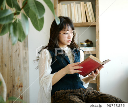 アンティークな部屋で読書をしながらくつろぐ若い女性12 90753826