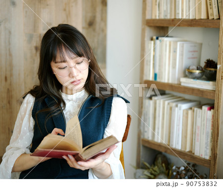 アンティークな部屋で読書をしながらくつろぐ若い女性18 90753832