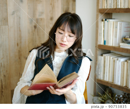 アンティークな部屋で読書をしながらくつろぐ若い女性21 90753835