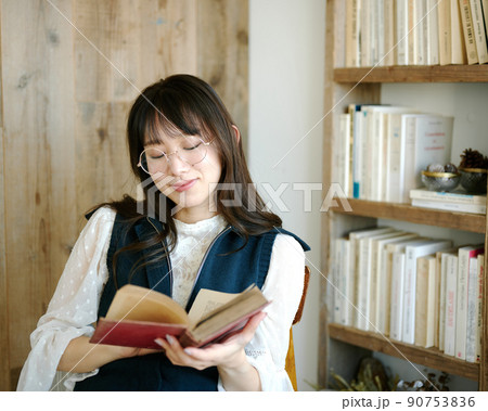 アンティークな部屋で読書をしながらくつろぐ若い女性22 アンティークな部屋で読書をしながらくつろぐ若い女性22 90753836