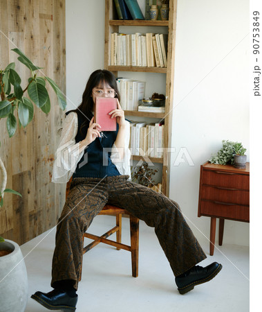 アンティークな部屋で読書をしながらくつろぐ若い女性33 アンティークな部屋で読書をしながらくつろぐ若い女性33 90753849