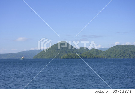 遊覧船と洞爺湖 90753872