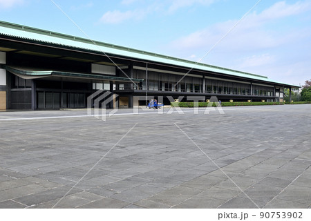 皇居宮殿東庭を行く下町小町 皇居宮殿東庭を行く下町小町 90753902