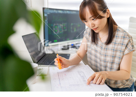 テレワークの若い女性一級建築士 リノベーション テレワークの若い女性一級建築士 リノベーション 90754021