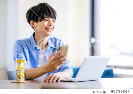 男性　スマホ　カフェ 90755847