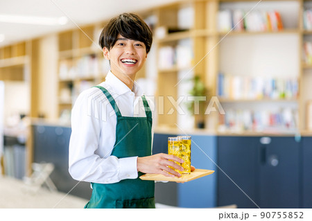 カフェ　男性　店員 90755852