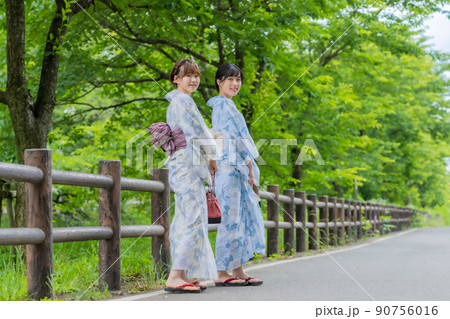 新緑をバックにした浴衣姿の若い女性ポートレート 新緑をバックにした浴衣姿の若い女性ポートレート 90756016