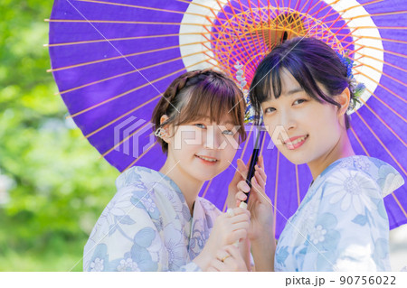 浴衣を着た仲良し女性2人のポートレート 浴衣を着た仲良し女性2人のポートレート 90756022