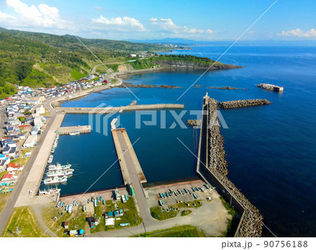 初夏の北海道乙部町で豊浜漁港の風景を空撮 初夏の北海道乙部町で豊浜漁港の風景を空撮 90756188