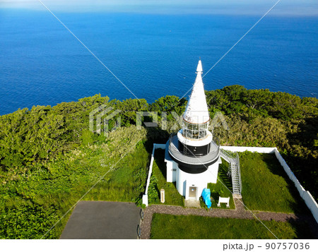 初夏の北海道せたな町で茂津多岬灯台の風景を空撮 90757036