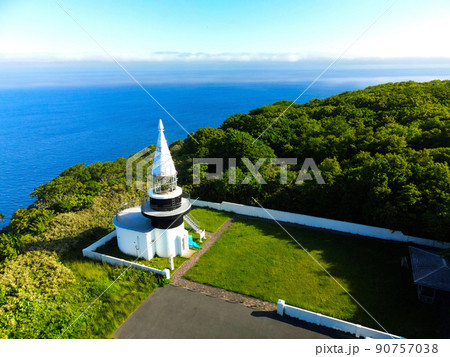 初夏の北海道せたな町で茂津多岬灯台の風景を空撮 初夏の北海道せたな町で茂津多岬灯台の風景を空撮 90757038