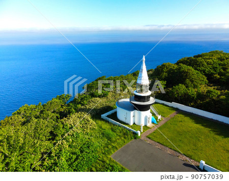 初夏の北海道せたな町で茂津多岬灯台の風景を空撮 90757039