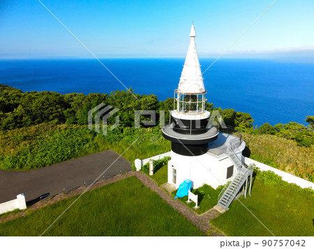初夏の北海道せたな町で茂津多岬灯台の風景を空撮 90757042