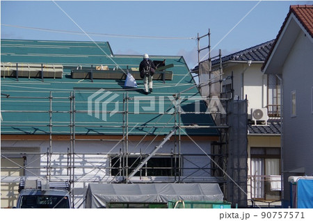 屋根の葺く　新築工事現場の屋根ふき工事 90757571