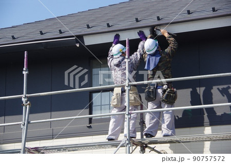 雨樋と破風の修復工事　壊れた雨どいの修理 90757572