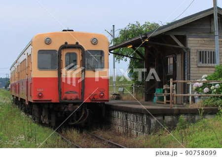 上総三又駅に停車中の小湊鉄道キハ200形ディーゼルカー_2022/6/11撮影 上総三又駅に停車中の小湊鉄道キハ200形ディーゼルカー_2022/6/11撮影 90758099