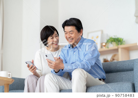 ミドル夫婦 団欒 ミドル男性 ミドル女性 ミドル夫婦 団欒 ミドル男性 ミドル女性 90758483